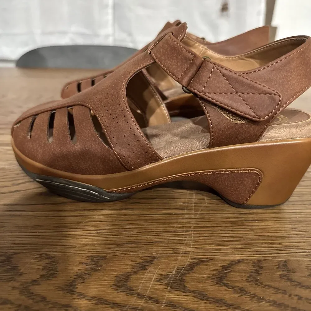 WHITE MOUNTAIN Women's Vie Heeled Cut-Out Clog 8w